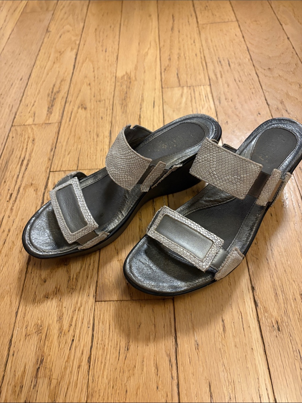 Naot 40 Women's Gray Slip-On Wedge Sandals